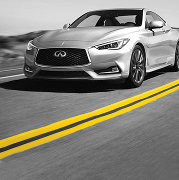 Auto de alta gama en movimiento en ruta 