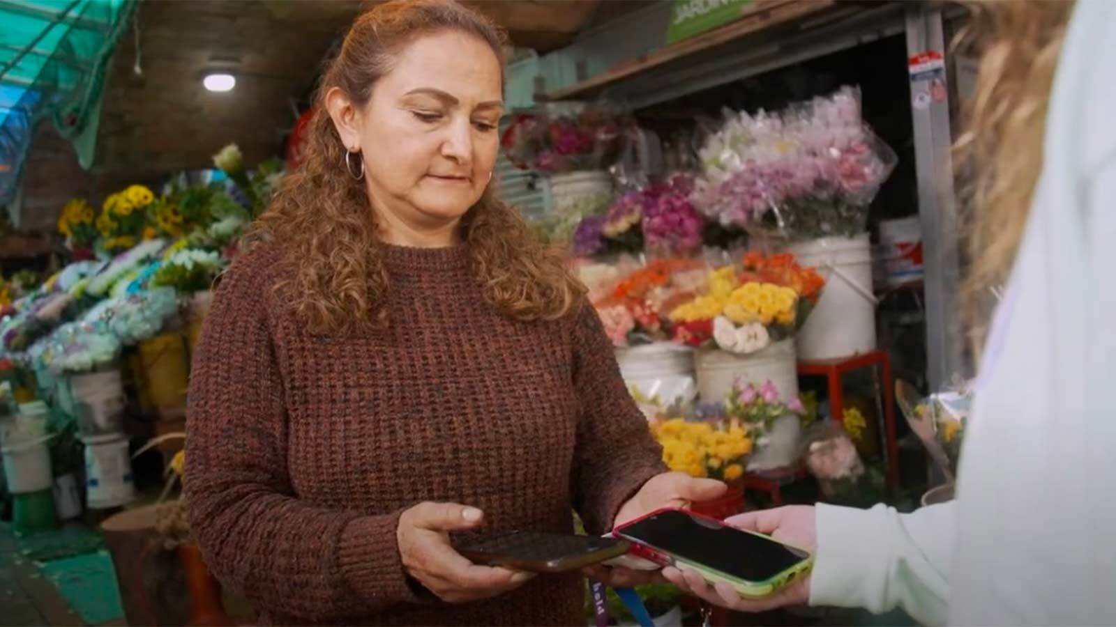 Mujer recibiendo un pago